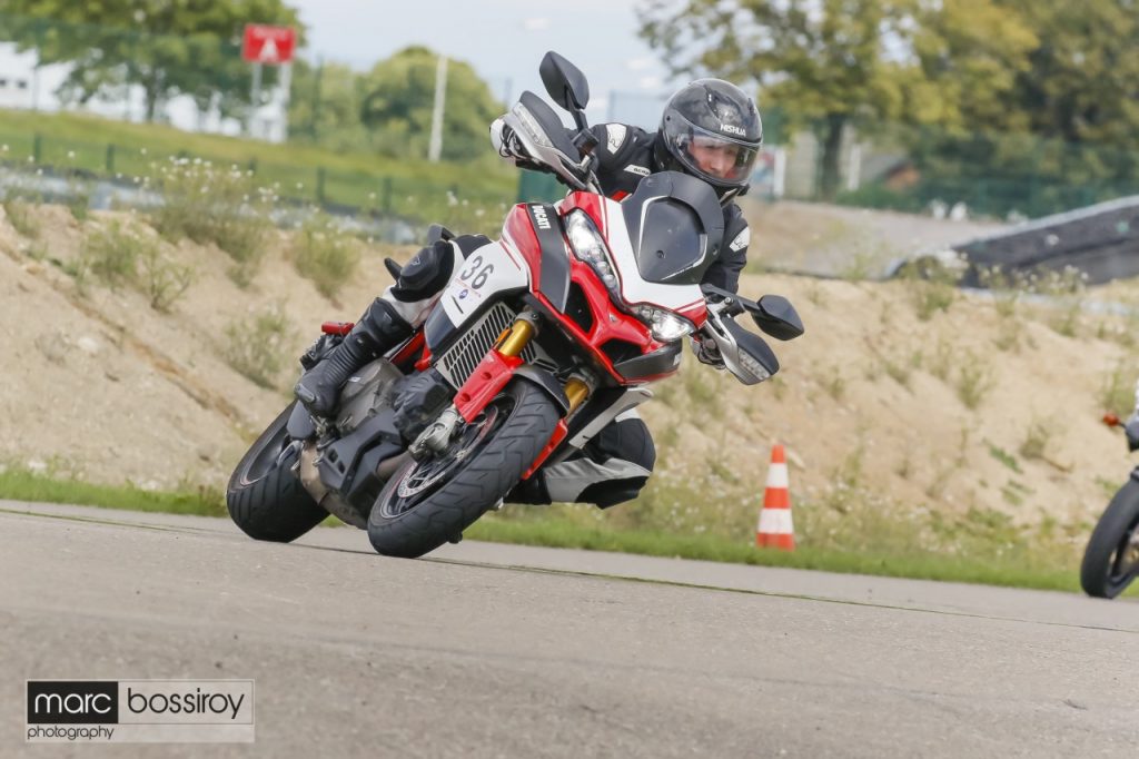 Découverte des stages de pilotage à la Mertens Riding School