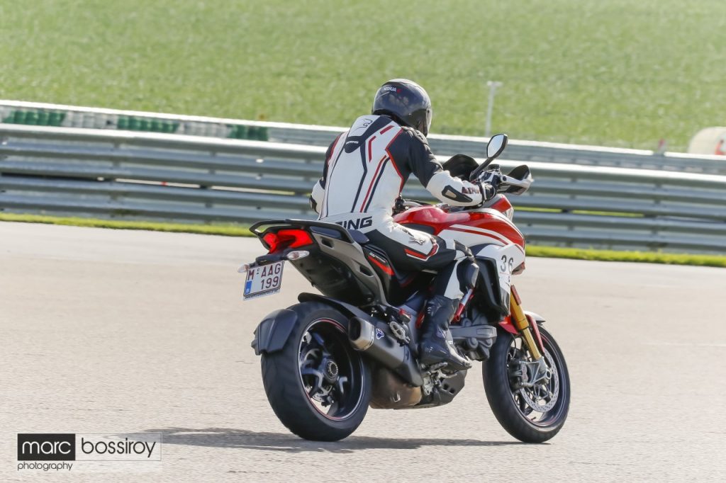 Découverte des stages de pilotage à la Mertens Riding School