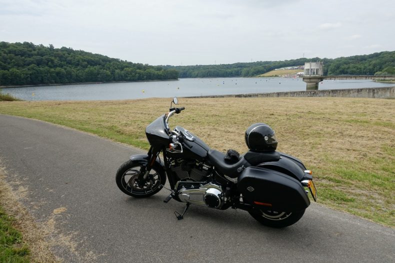 Harley-Davidson Sport Glide, mi-touring mi-custom et ça lui va bien