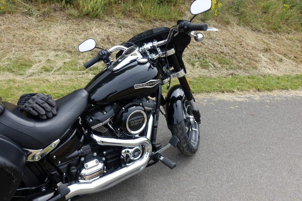 Harley-Davidson Sport Glide, mi-touring mi-custom et ça lui va bien