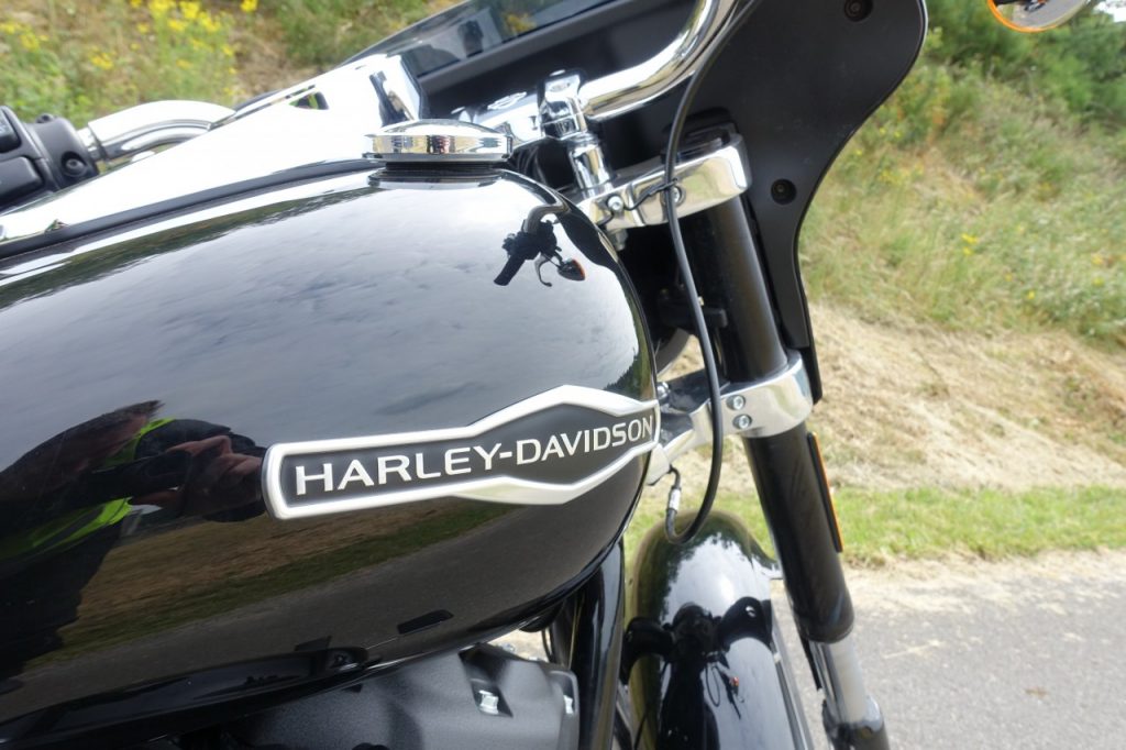 Harley-Davidson Sport Glide, mi-touring mi-custom et ça lui va bien