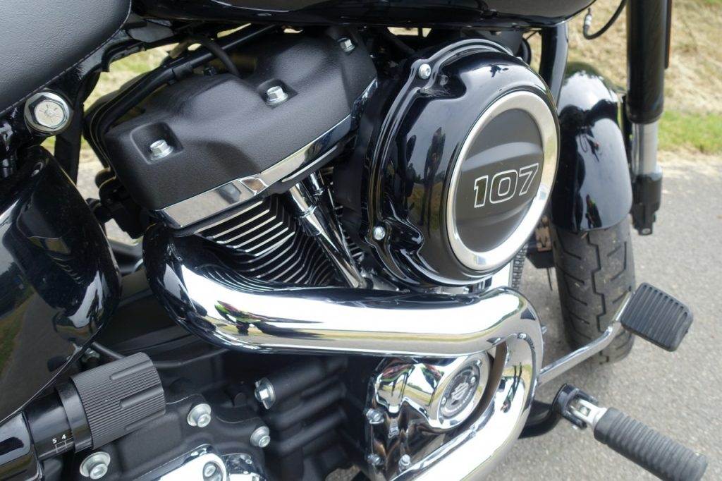 Harley-Davidson Sport Glide, mi-touring mi-custom et ça lui va bien