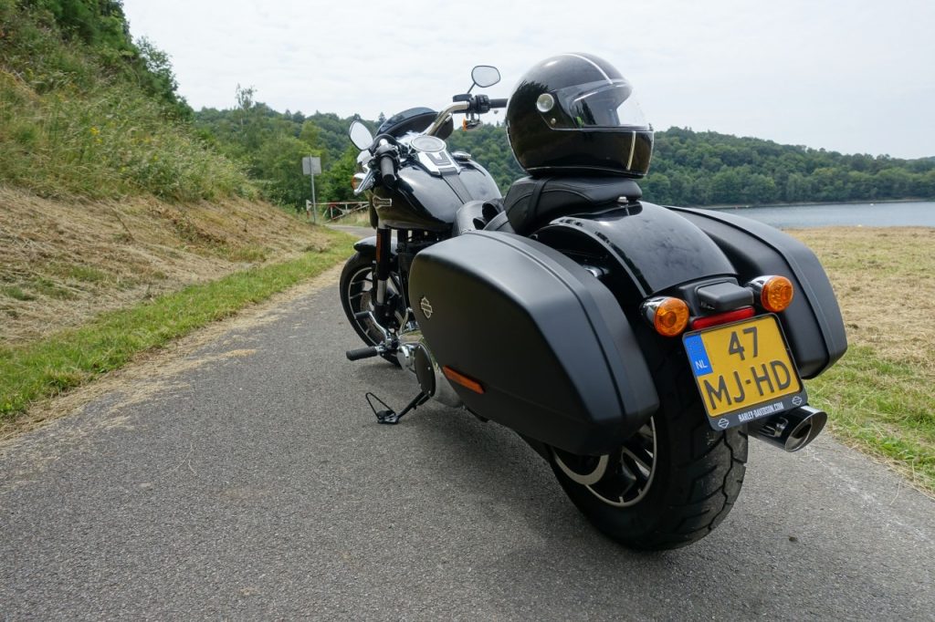 Harley-Davidson Sport Glide, mi-touring mi-custom et ça lui va bien