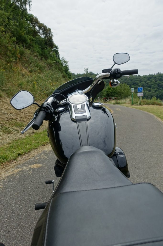 Harley-Davidson Sport Glide, mi-touring mi-custom et ça lui va bien