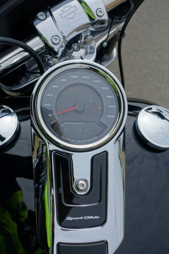 Harley-Davidson Sport Glide, mi-touring mi-custom et ça lui va bien