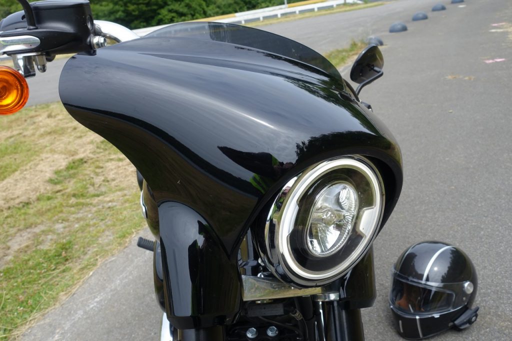 Harley-Davidson Sport Glide, mi-touring mi-custom et ça lui va bien