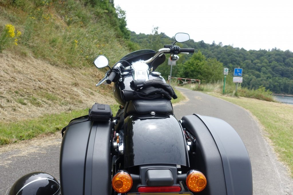 Harley-Davidson Sport Glide, mi-touring mi-custom et ça lui va bien