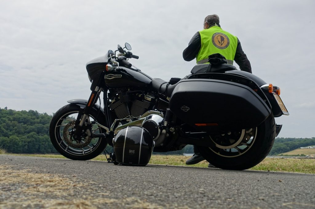 Harley-Davidson Sport Glide, mi-touring mi-custom et ça lui va bien