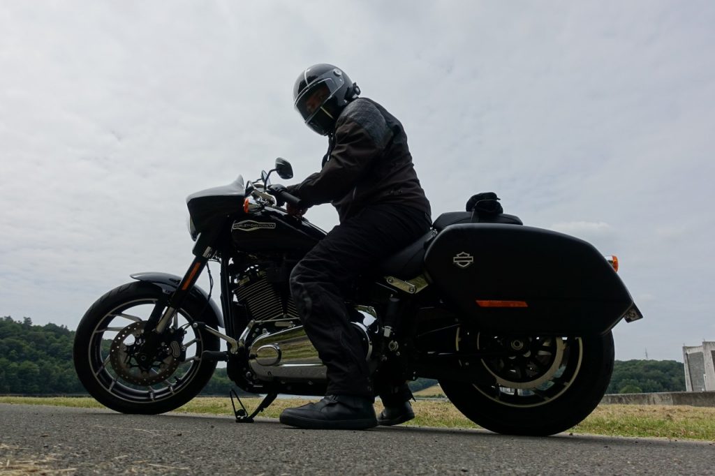 Harley-Davidson Sport Glide, mi-touring mi-custom et ça lui va bien