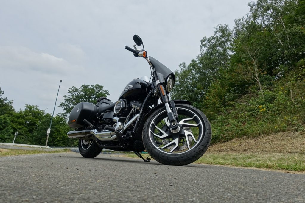 Harley-Davidson Sport Glide, mi-touring mi-custom et ça lui va bien