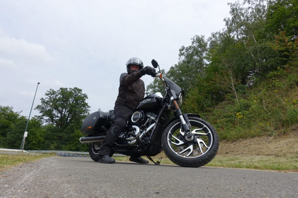 Harley-Davidson Sport Glide, mi-touring mi-custom et ça lui va bien