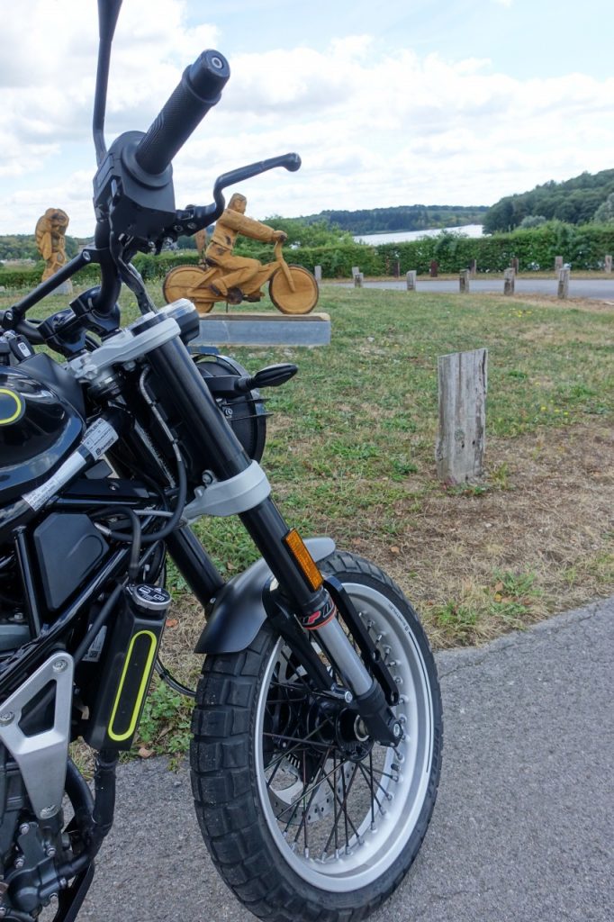 Un style décalé, le permis A2 autrement en Husqvarna Svartpilen