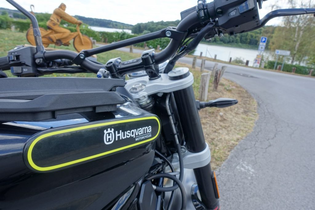 Un style décalé, le permis A2 autrement en Husqvarna Svartpilen