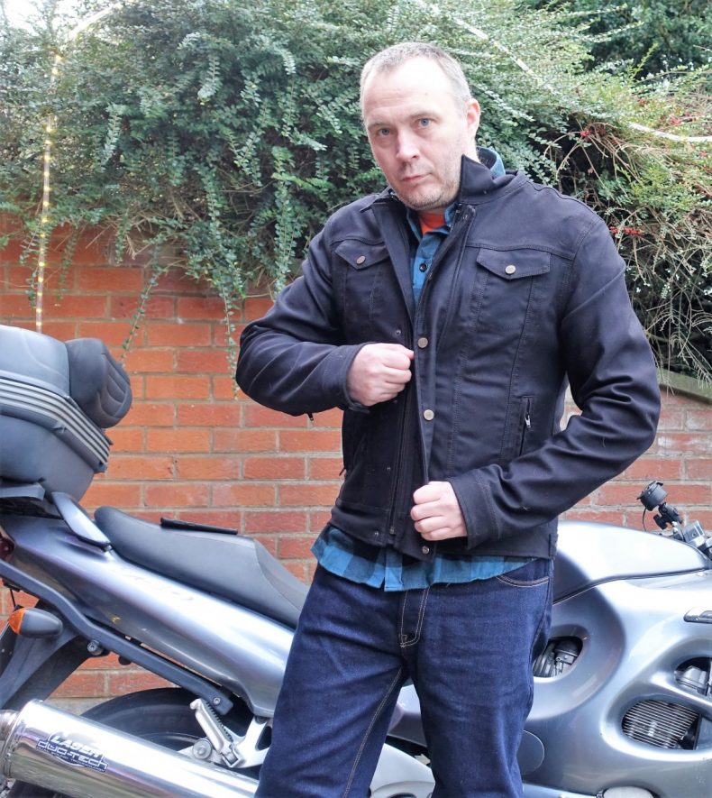 Le look ne fait pas le motard surtout avec une veste The Rokker Company