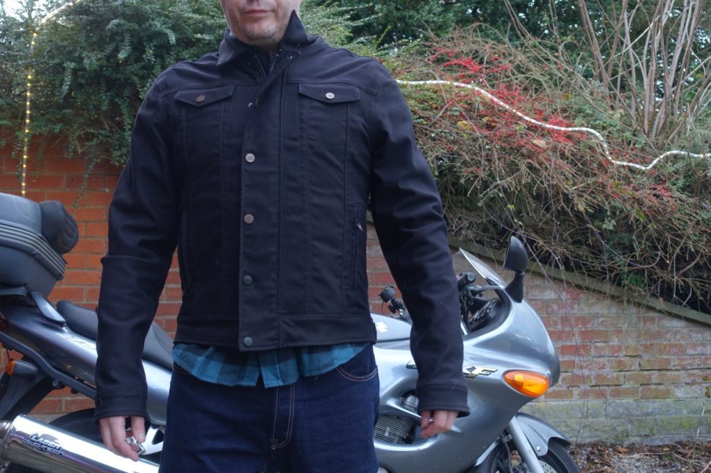 Le look ne fait pas le motard surtout avec une veste The Rokker Company