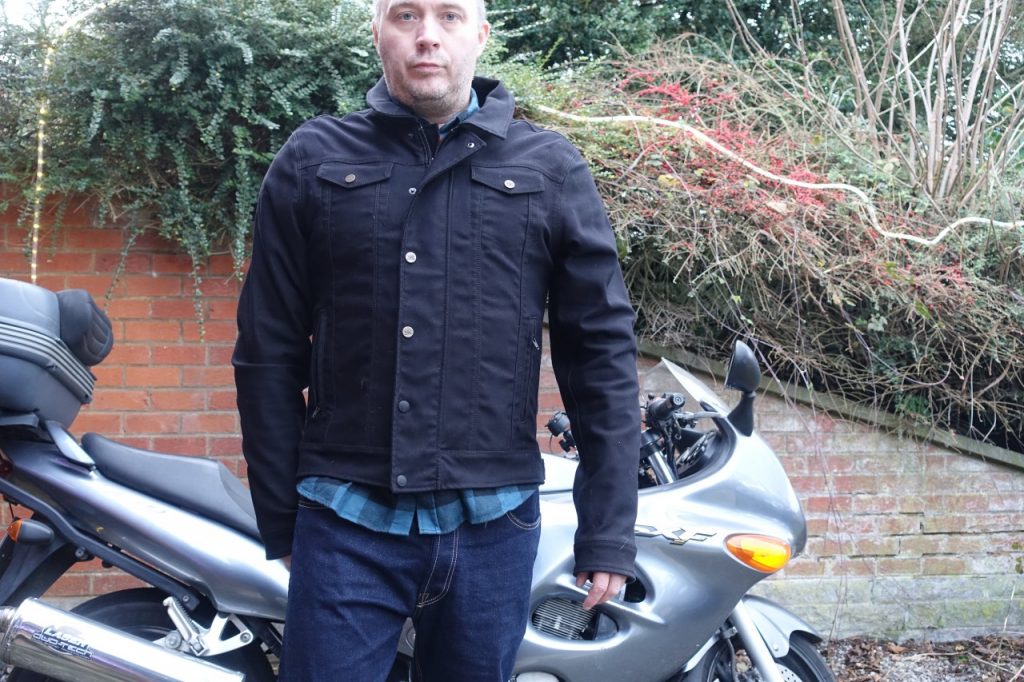 Le look ne fait pas le motard surtout avec une veste The Rokker Company