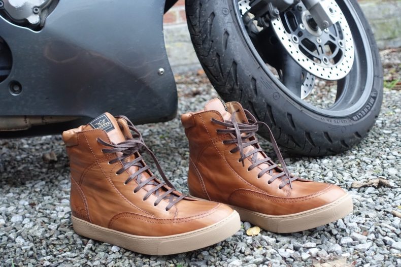 The Rokker Company : fashion avec une chemise et des sneakers