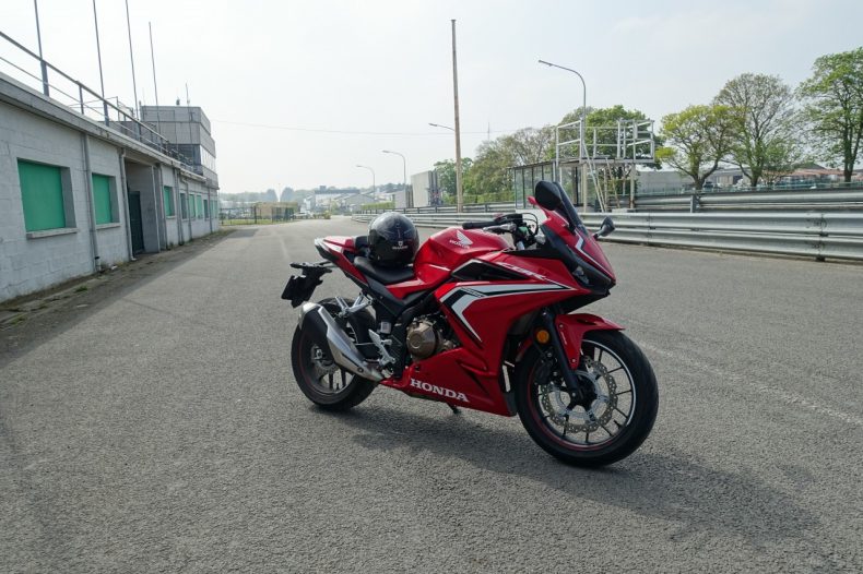 Permis A2 et sportive, incompatibles ? Non pas avec la Honda CBR 500R