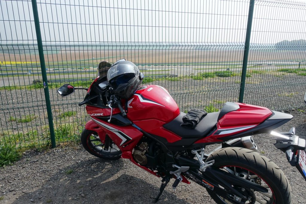 Permis A2 et sportive, incompatibles ? Non pas avec la Honda CBR 500R