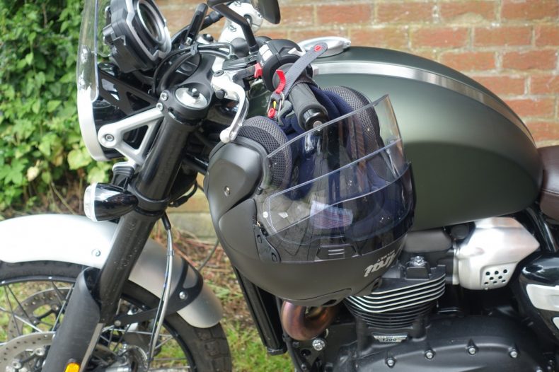Le jet haut de gamme de Arai évolue pour devenir le SZ R Vas.