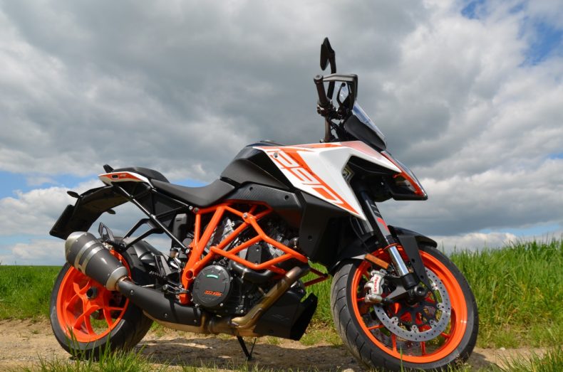 KTM 1290 SUPER DUKE GT : LE MARIAGE DES EXTREMES.
