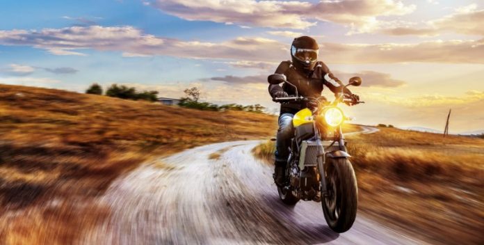 Homme sur une moto
