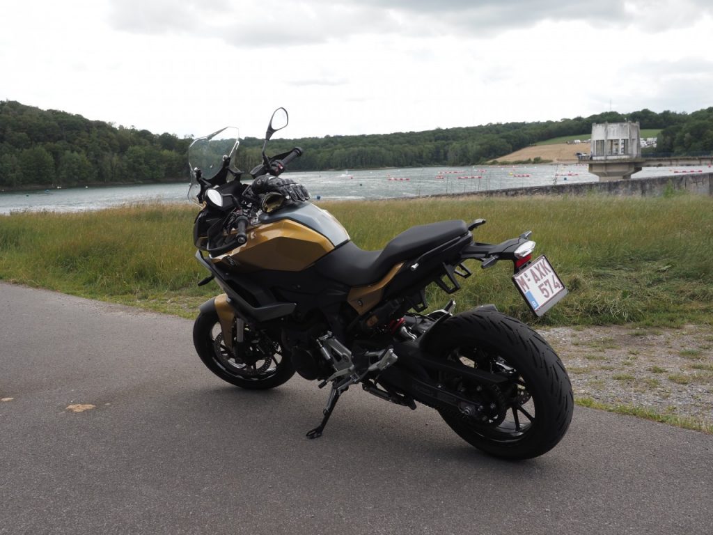 BMW F900 XR, le chaînon manquant