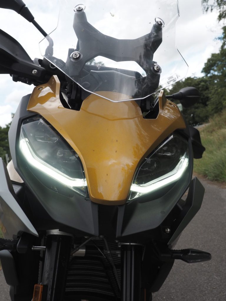 BMW F900 XR, le chaînon manquant