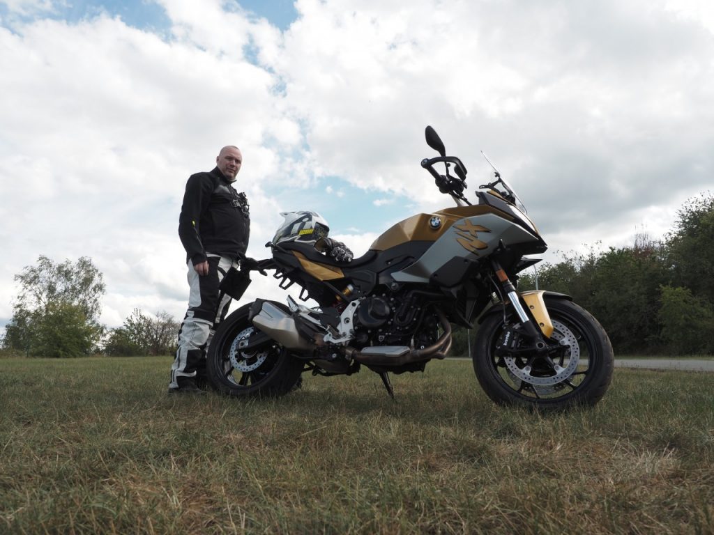 BMW F900 XR, le chaînon manquant