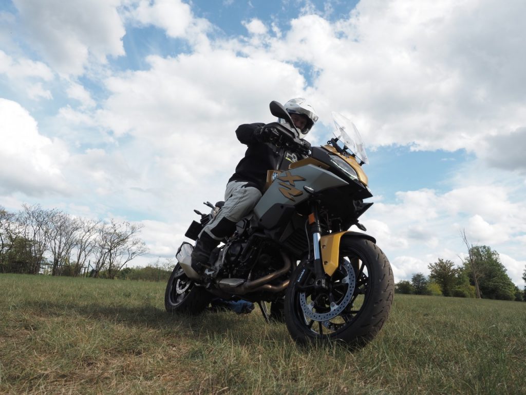 BMW F900 XR, le chaînon manquant