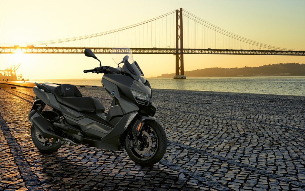 BMW Motorrad présente les nouveaux BMW C 400 X et C 400 GT.