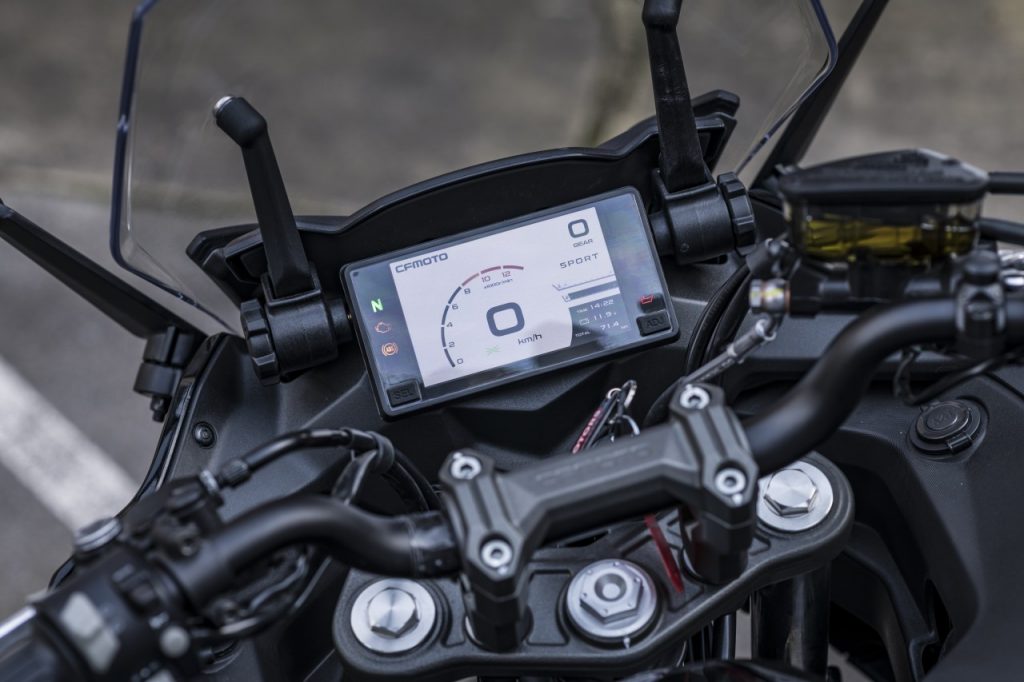 CFMOTO 650GT : esthétisme &#038; confort low cost.