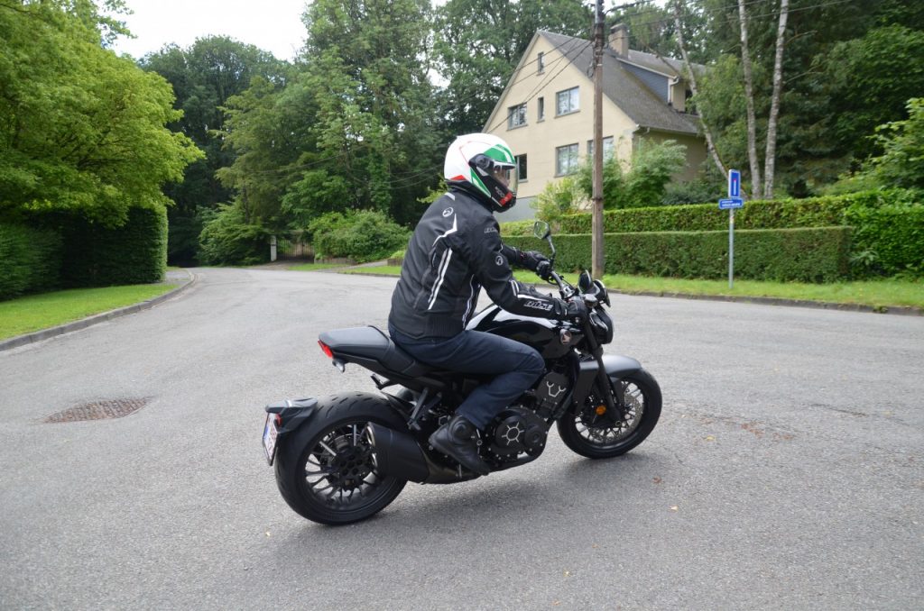 Honda CB1000R Black Edition : l’élégance sportive.