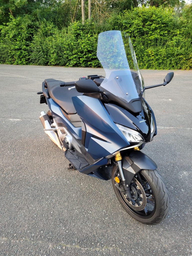 Honda Forza 750, A la croisée de deux mondes.