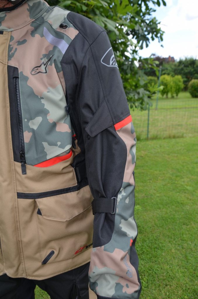 Veste et pantalons Alpinestars Andes V3 Drystar : un choix judicieux.