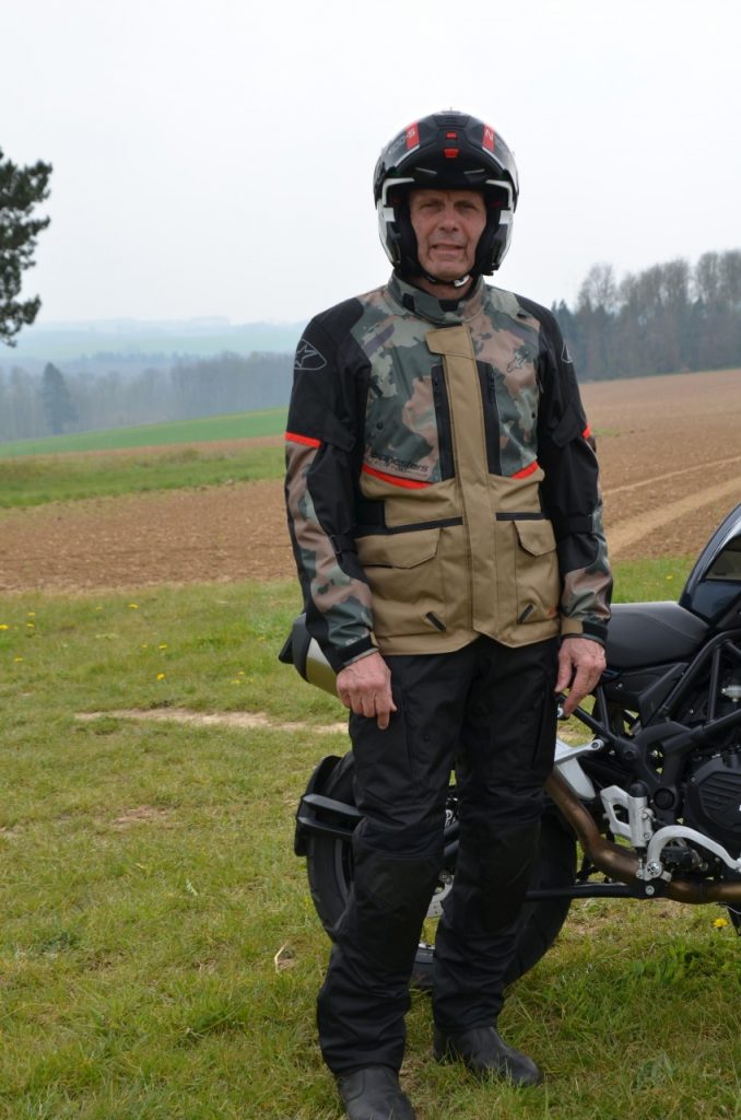 Veste et pantalons Alpinestars Andes V3 Drystar : un choix judicieux.