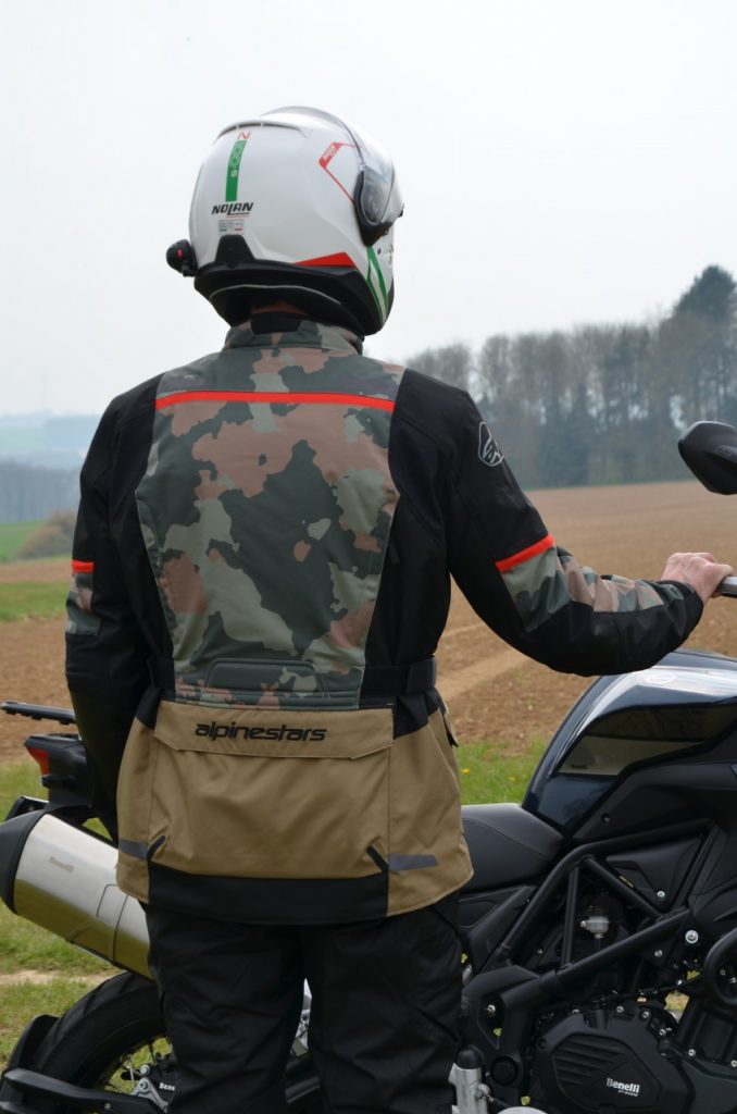 Veste et pantalons Alpinestars Andes V3 Drystar : un choix judicieux.