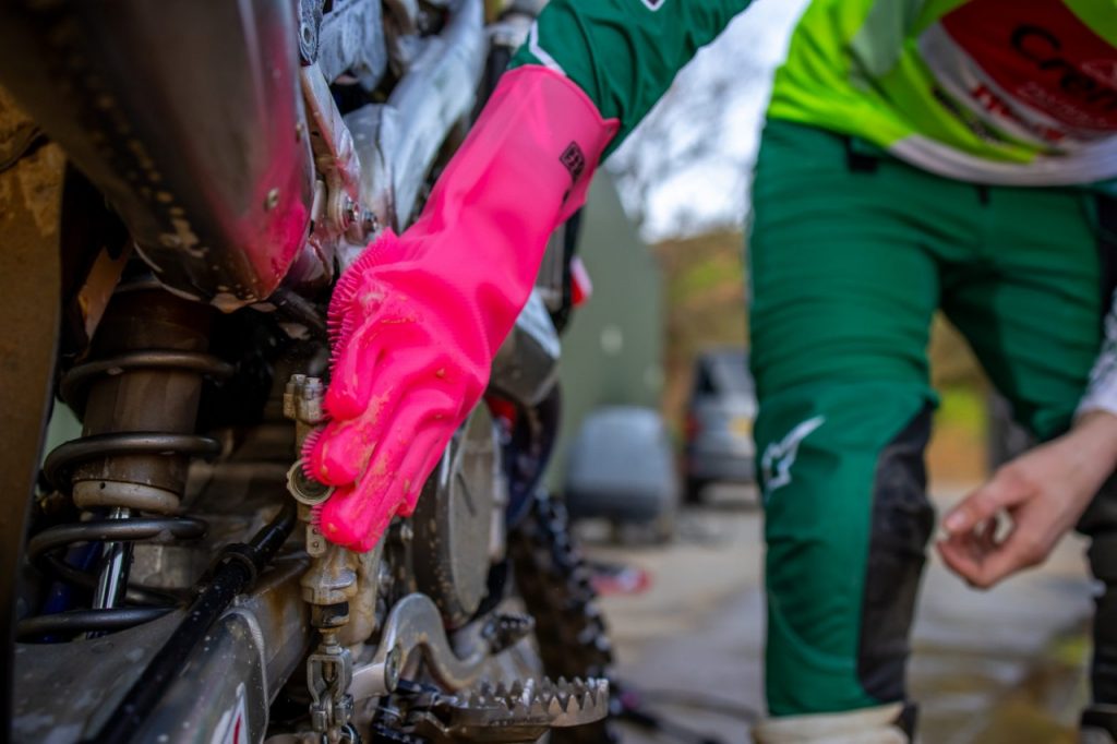 Un gant Muc-off pour nettoyer sa moto