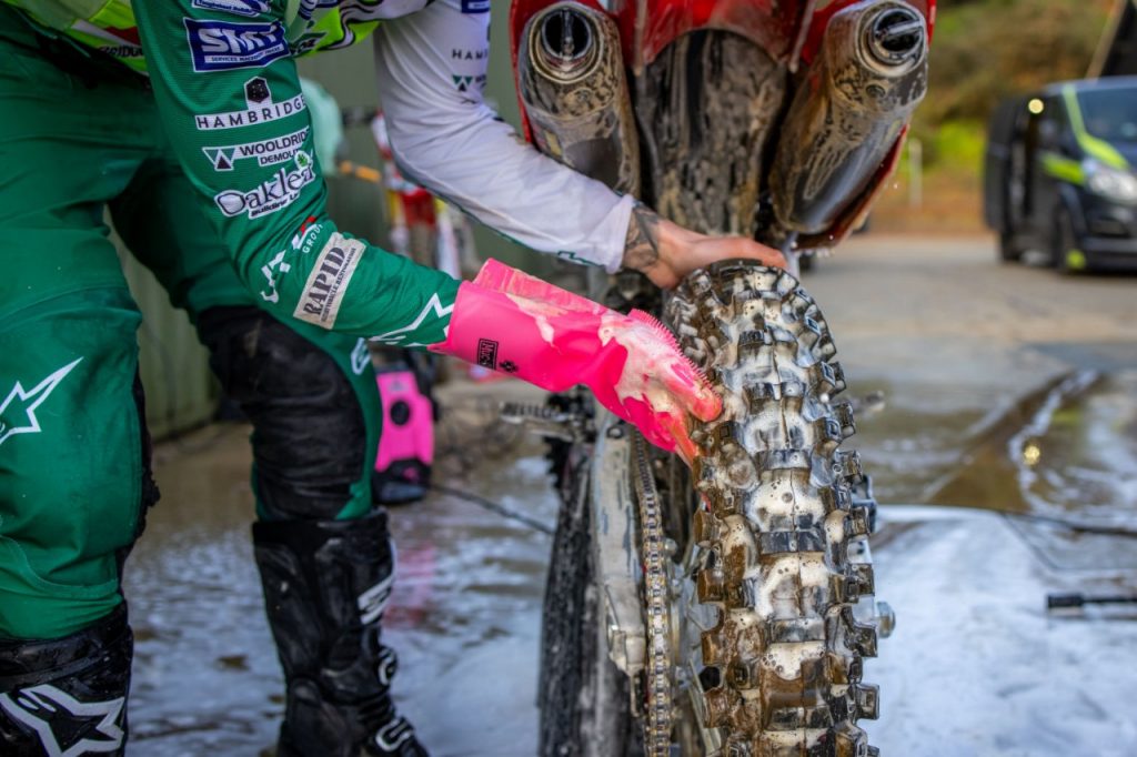 Un gant Muc-off pour nettoyer sa moto