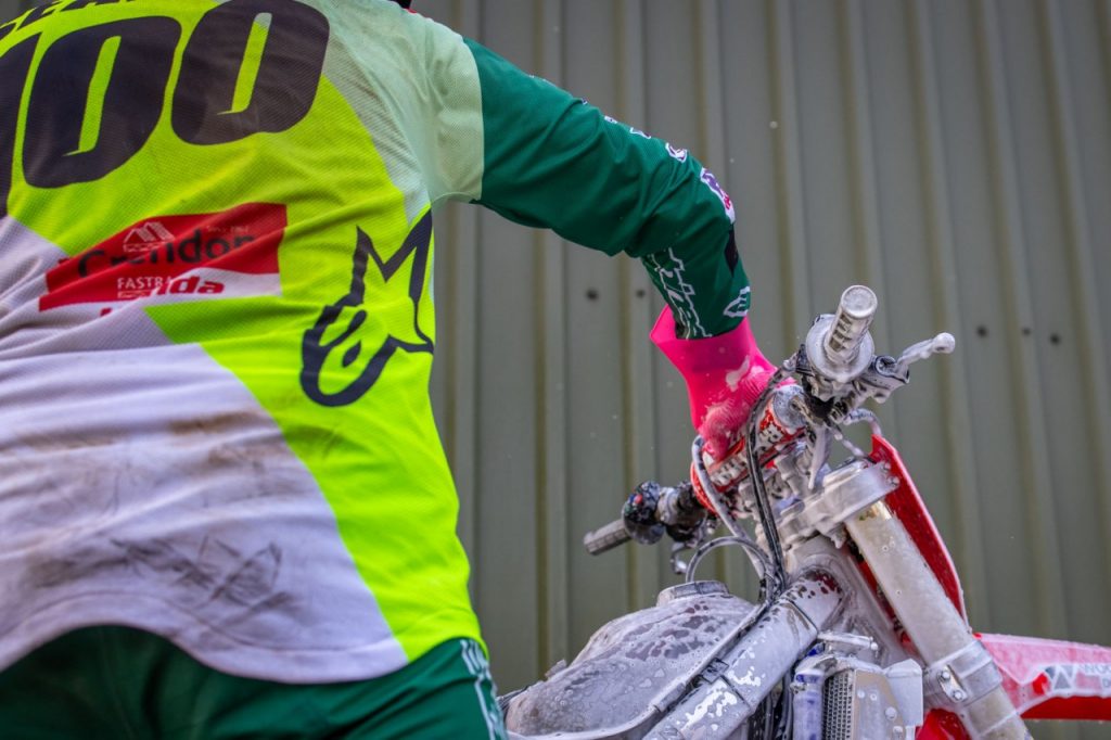 Un gant Muc-off pour nettoyer sa moto