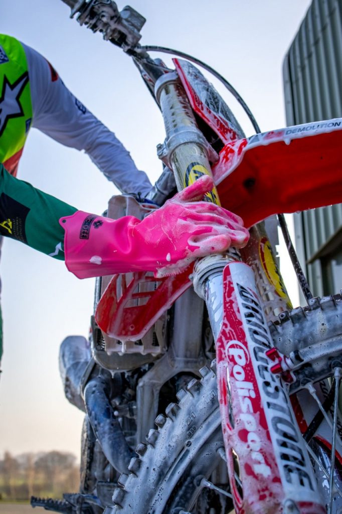 Un gant Muc-off pour nettoyer sa moto