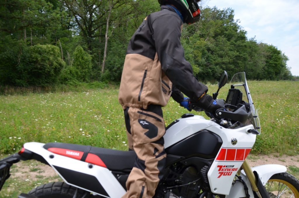 Veste et pantalon Alpinestars Venture XT : un air de Dakar