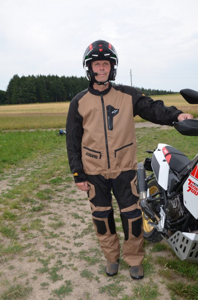 Veste et pantalon Alpinestars Venture XT : un air de Dakar