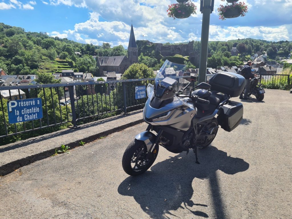 Les touring sont toujours là, la preuve avec la Honda NT 1100 DCT