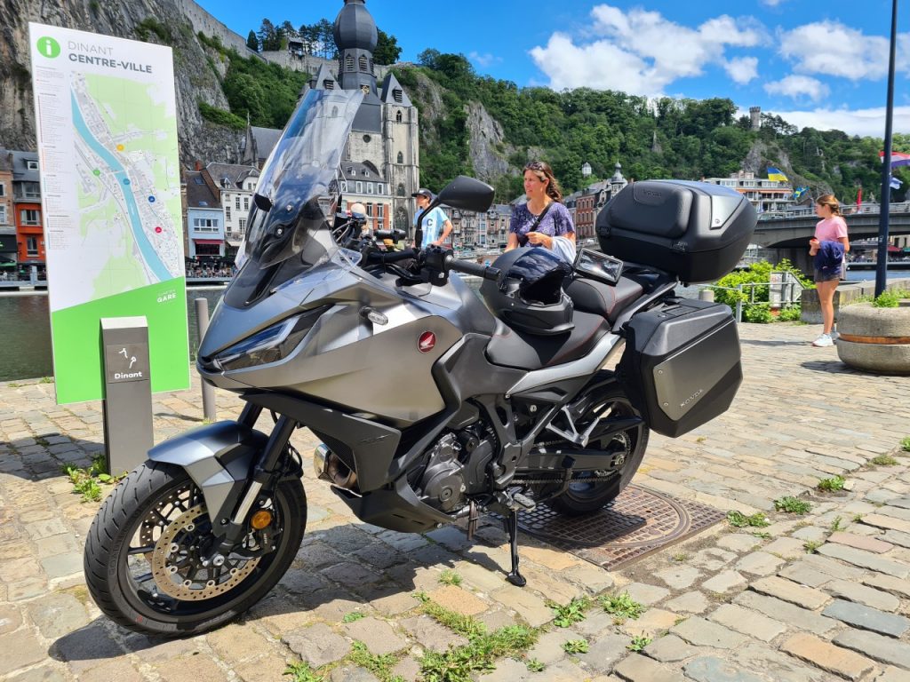 Les touring sont toujours là, la preuve avec la Honda NT 1100 DCT