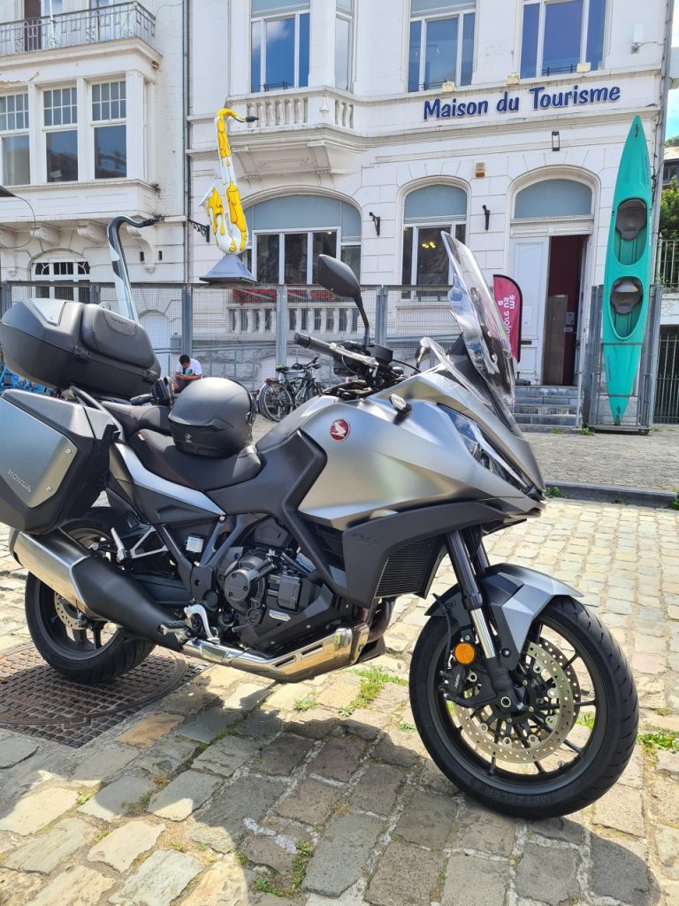 Les touring sont toujours là, la preuve avec la Honda NT 1100 DCT