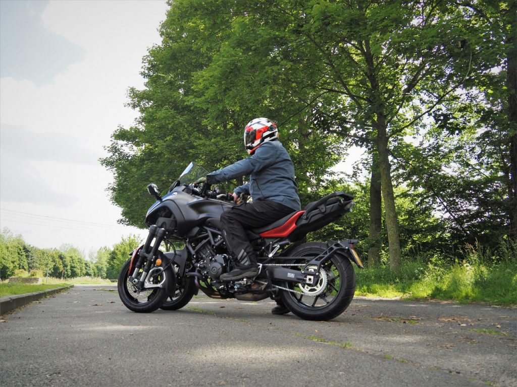 Venu d&rsquo;un autre monde, le Yamaha Niken GT vous surprend