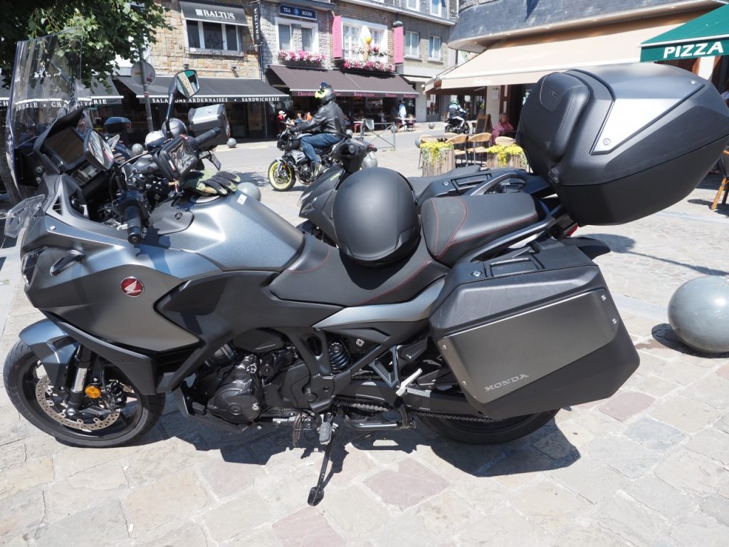 Les touring sont toujours là, la preuve avec la Honda NT 1100 DCT