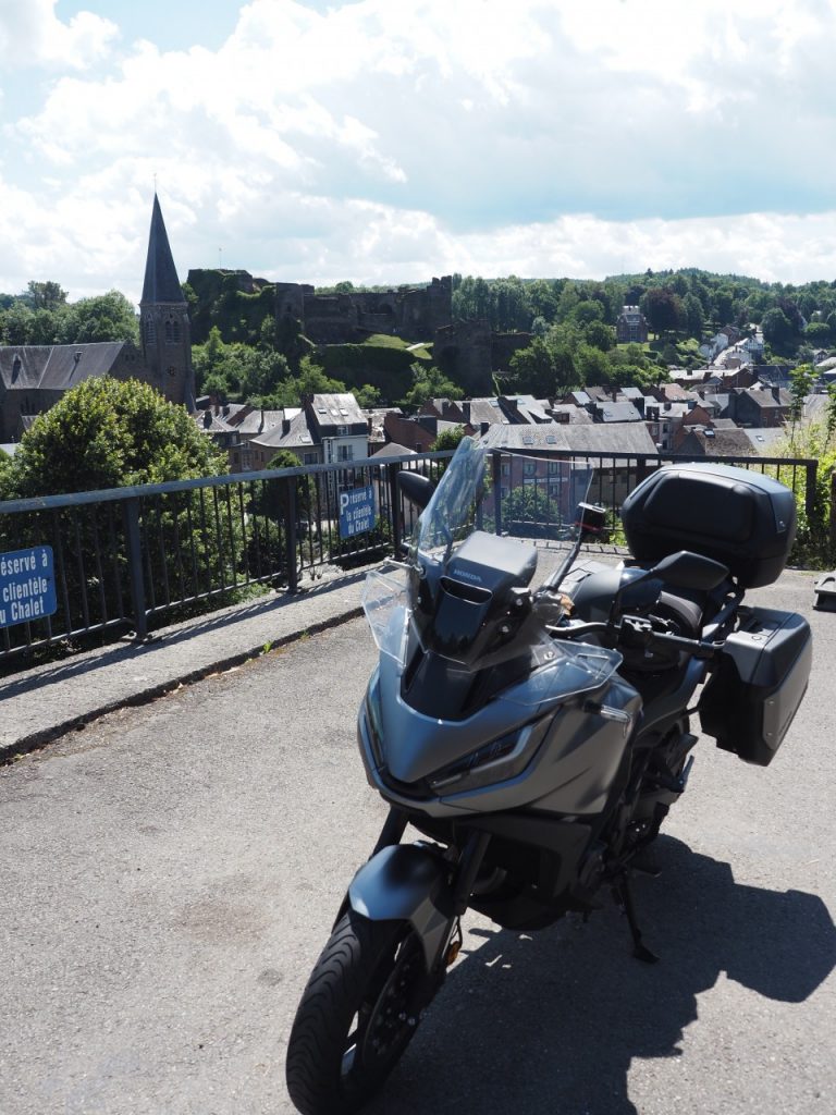 Les touring sont toujours là, la preuve avec la Honda NT 1100 DCT