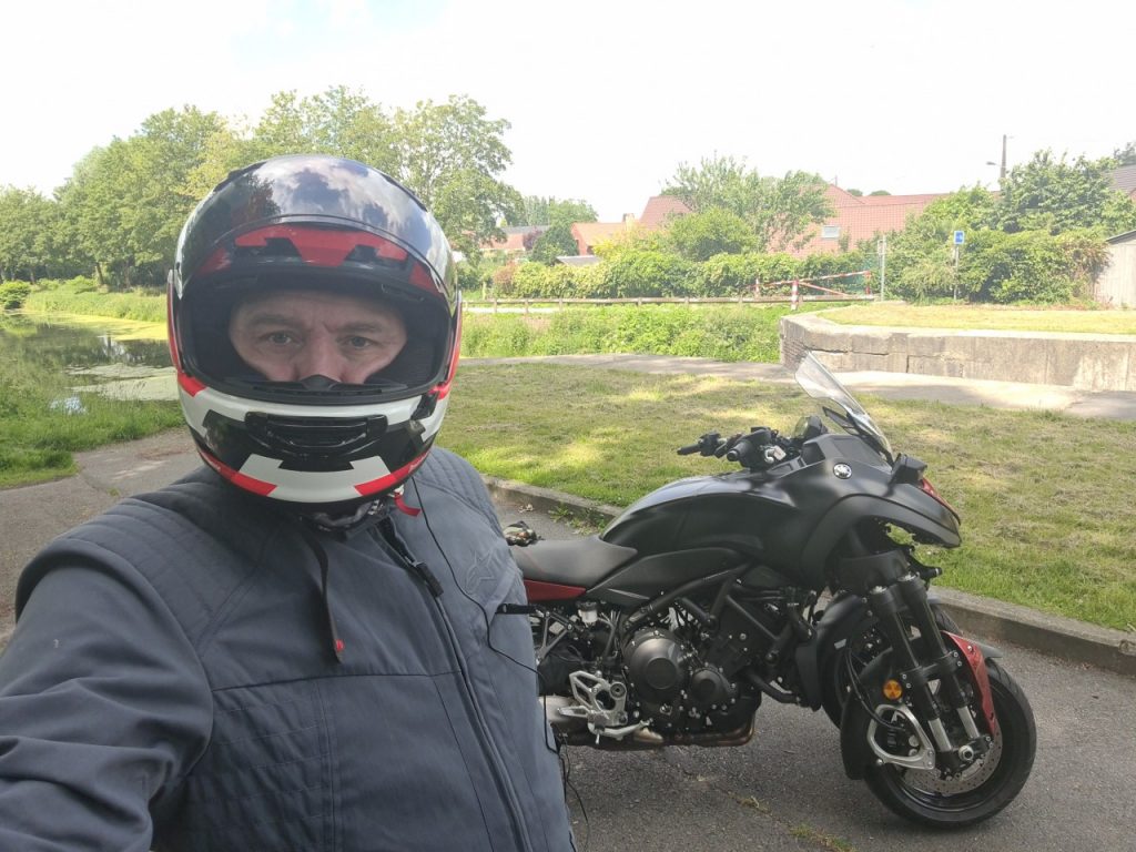 Venu d’un autre monde, le Yamaha Niken GT vous surprend